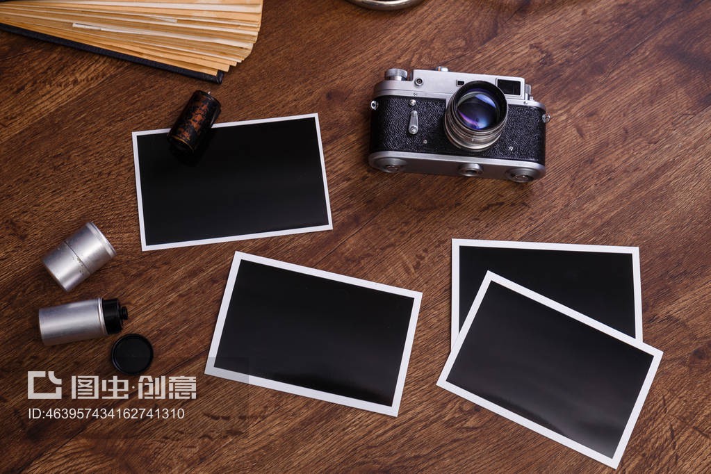 復古攝影機空白相框Vintage photo camera. Blank photo frames.
